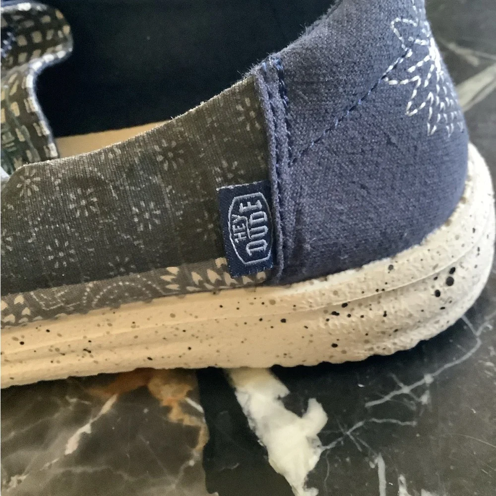 Hey dude Wendy’s blue floral patch deck shoes size 6